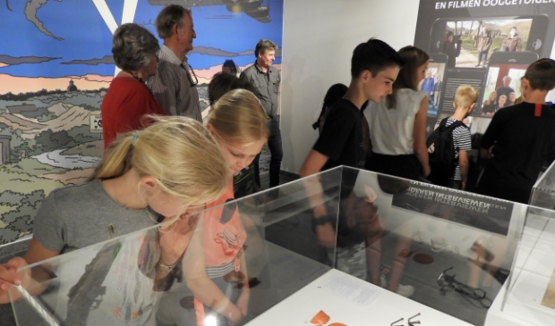 Leerlingen van de plusklas van basisschool Helmgras bij de opening van de tentoonstelling.