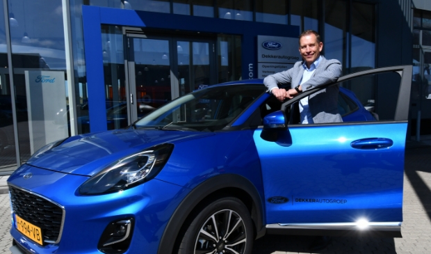 Eric Herman, vestigingsmanager bij de Zaanse Dekkerautogroep bij de nieuwe Puma die genomineerd is voor de International Car of the Year 2020 award.