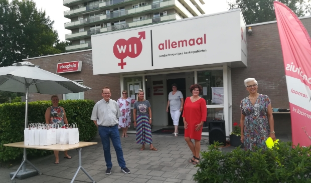 Inloophuis WIJ-allemaal deelt cadeautasjes uit aan alle vrijwilligers.