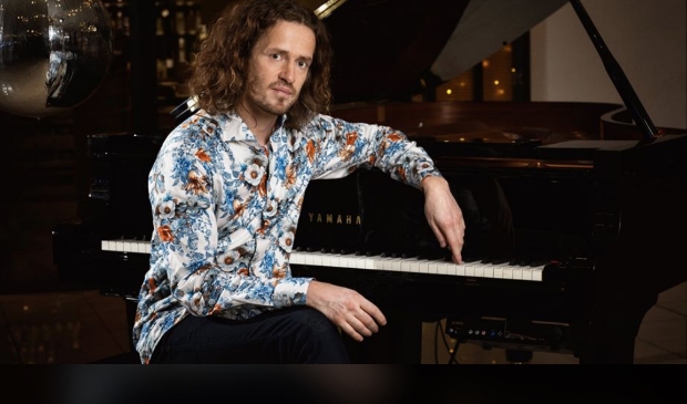 Zanger/ pianist Roon Staal komt 13 juni naar Kwadijk.