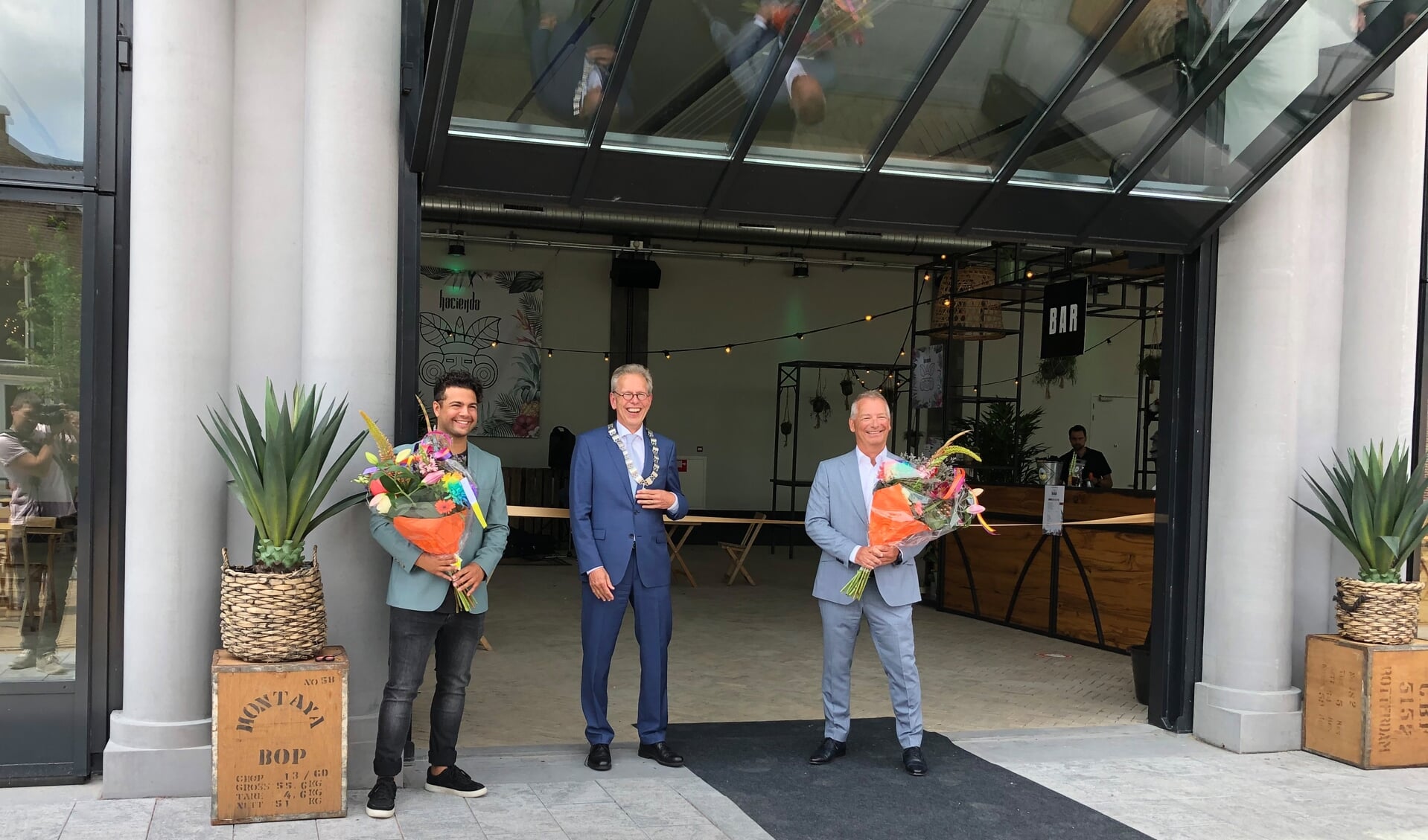 Commercieel manager Sander Mook, burgemeester Don Bijl en eigenaar Frits Dix, vlak voor de opening.
