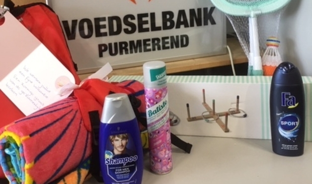 De kinderen krijgen dit pakket.
