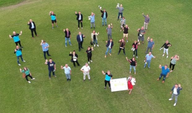 De ondertekenaars met wethouder Annette Valent rechts van het bord.