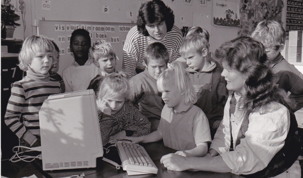 Historisch materiaal op je computer. Kinderen van de Redmer IJska-school op Texel achter een computer, 1990.