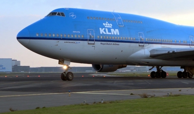 KLM-medewerkers van het project 'Blauwhelpt' staan 'Gouden Dagen'bij.