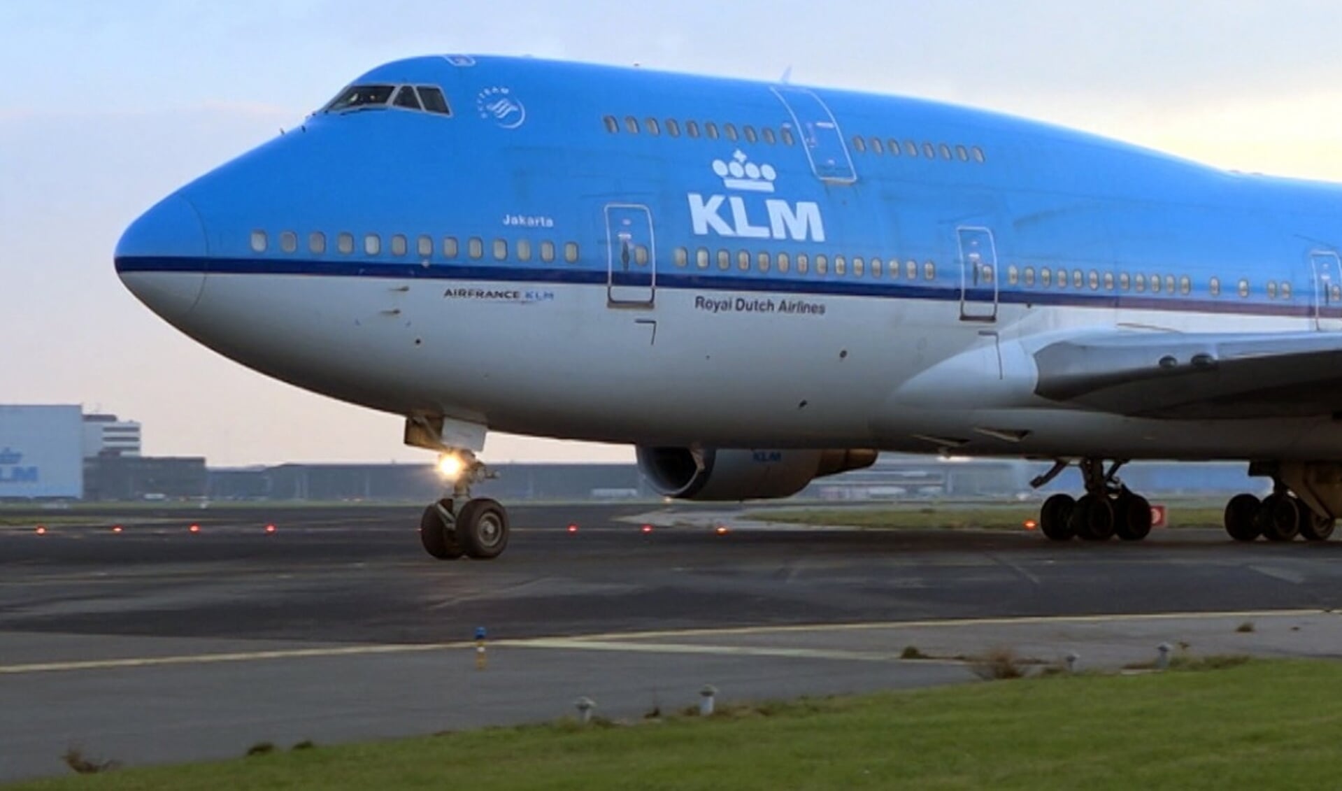 KLM-medewerkers van het project 'Blauwhelpt' staan 'Gouden Dagen'bij. 