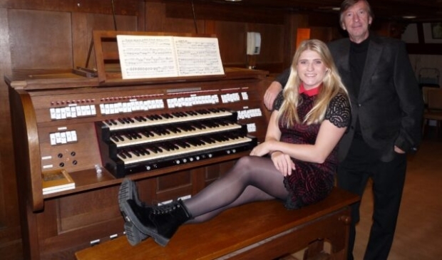 Linsey Schilder en Gustaaf Schulz achter de piano.