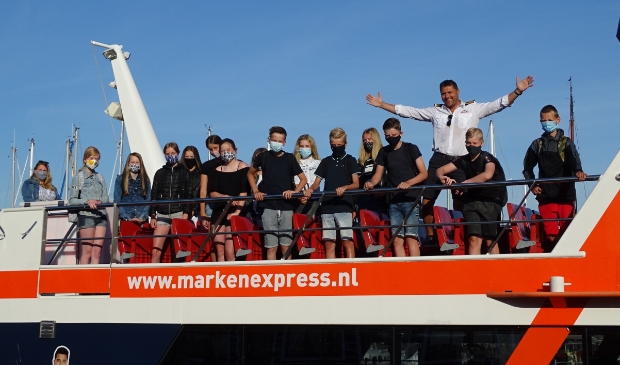 De eerste leerlingen die met de Marken Express naar school gaan.