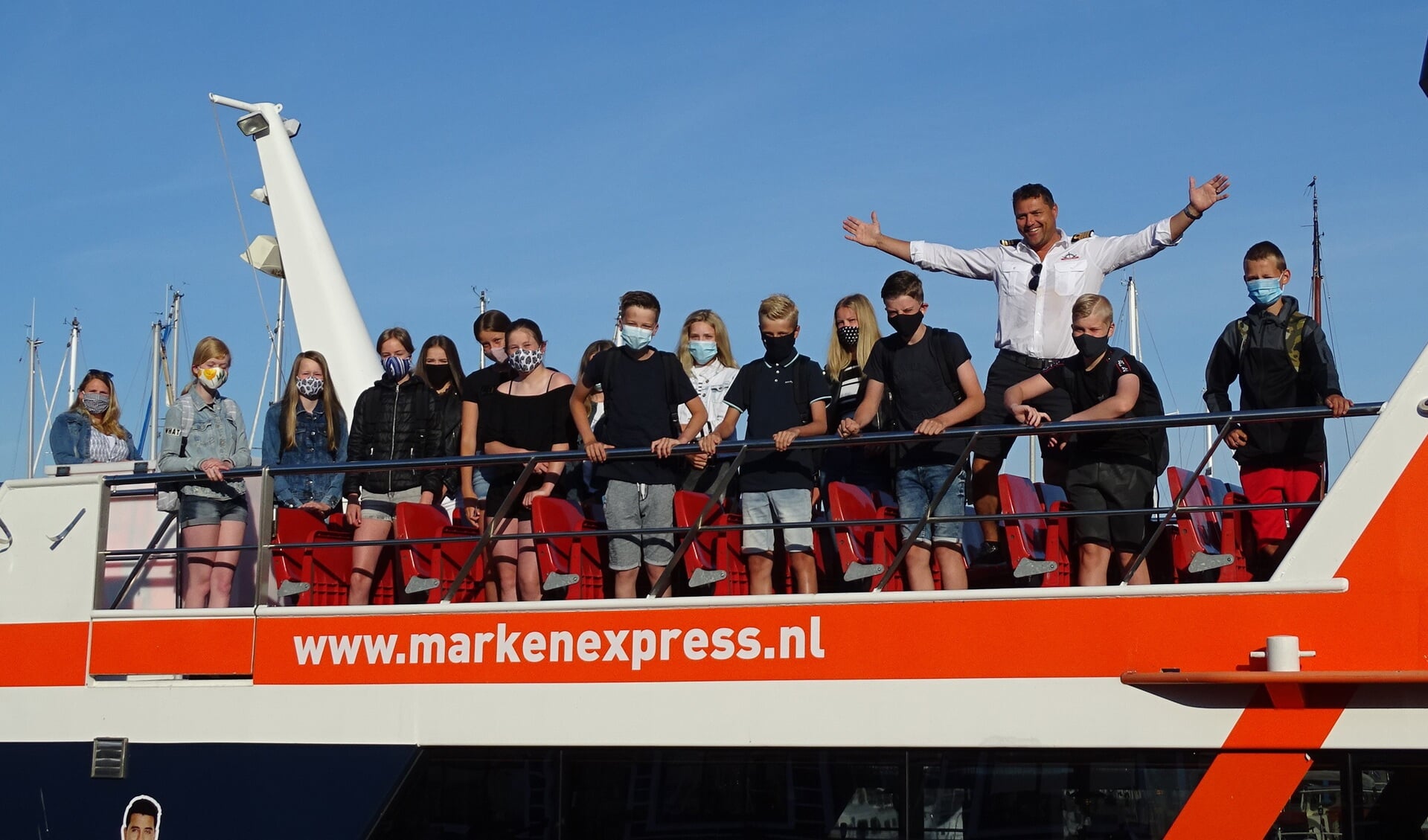 De eerste leerlingen die met de Marken Express naar school gaan.