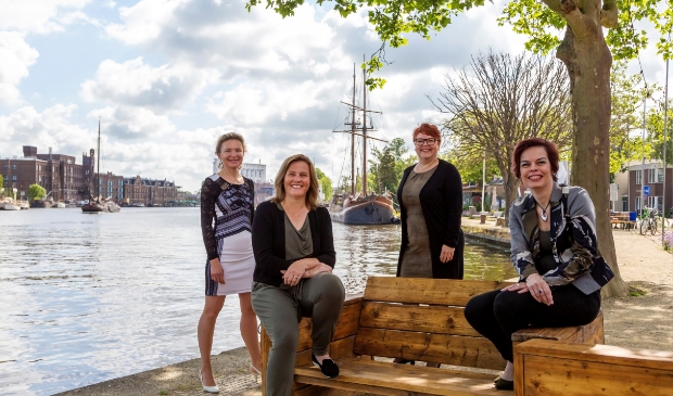Het nieuwe ZaanLinQ bestuur van links naar rechts: Natasha Kouznetsova (Eureka!), Nicole Horak (Horak HRM), Jacqueline Blees (High End Support) en Brenda Eerdhuijzen (BE Your Office Support).