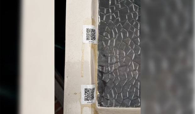 QR-codes zijn aangebracht bij het raam.