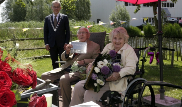 Burgemeester Dennis Straat kwam langs om - op gepaste afstand - de felicitaties over te brengen.