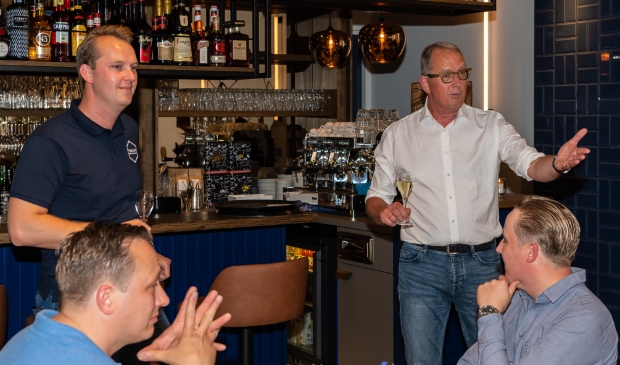 Sven en vader Bart Tishauser toosten op een mooie toekomst voor Twaalf.