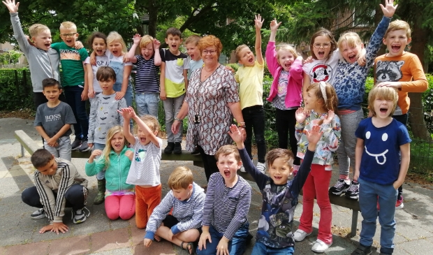 Juf Sonja wordt uitgezwaaid door haar klas.
