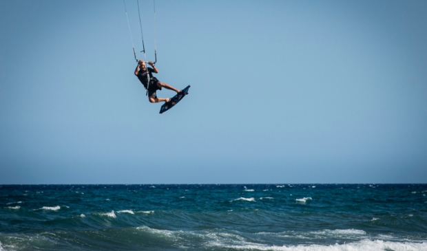 Kitesurfer bij officieel aangewezen kitesurfplek.