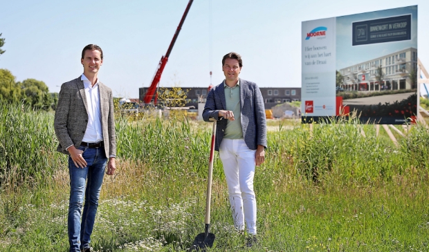 Ontwikkelingsmanager Hoorne Vastgoed Machiel Reijne (l) met Edwin Balvers van Broekman Makelaars op de plek waar Draaiwaard wordt ontwikkeld.