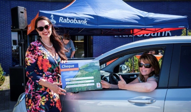 Elise Kroon neemt namens het IVC de cheque in ontvangst