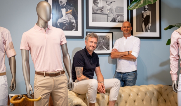Jeremy en Ronald tussen de stijliconen van ICONIC.