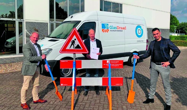 Op de foto ziet u v.l.n.r.: Bart Windhorst, Pieter van Grunsven (beiden GlasDraad) en Imad el Harichi (Direxta) na het tekenen van de overeenkomst.