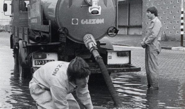 De Parallelweg, van oudsher al geplaagd bij wateroverlast, leverde 30 juli 1980 een ouderwets beeld op.