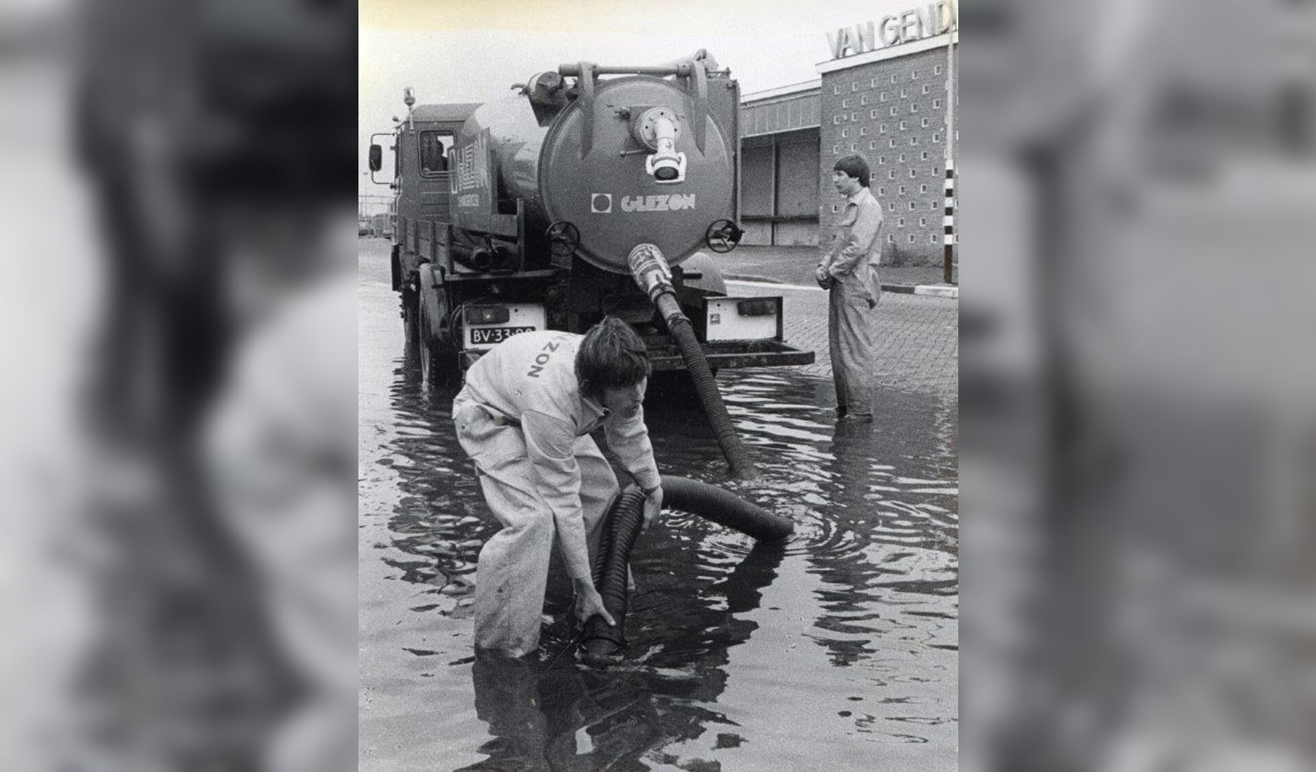 De Parallelweg, van oudsher al geplaagd bij wateroverlast, leverde 30 juli 1980 een ouderwets beeld op.