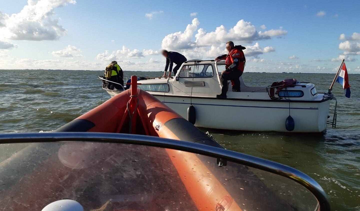 Reddingsstation Wijdenes helpt een boot met motorstoring.