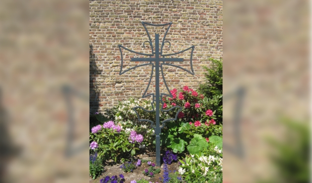 Het kruis van de Maranathakerk naast de toren van de Dorpskerk.