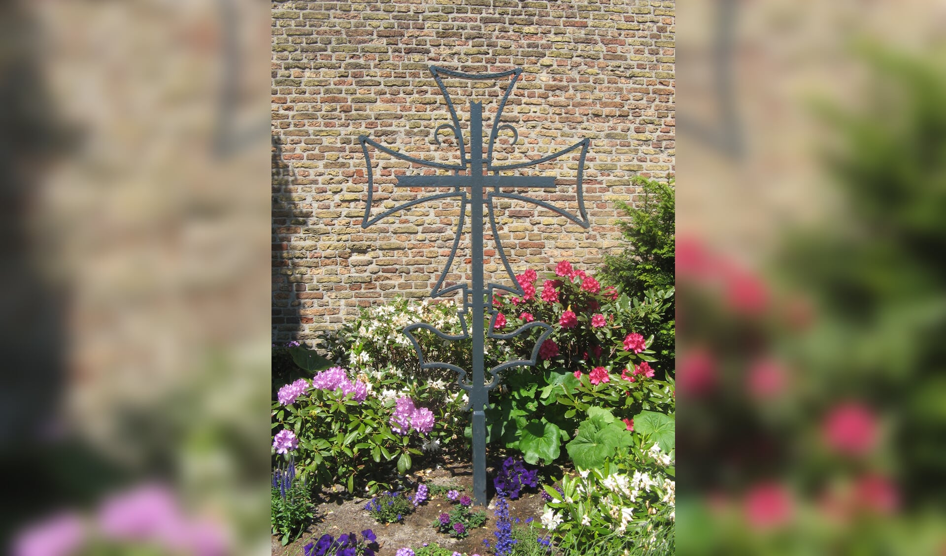 Het kruis van de Maranathakerk naast de toren van de Dorpskerk.