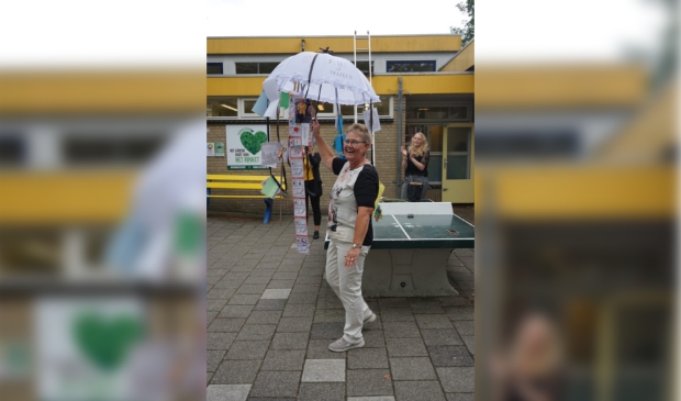 Juf Marja met de aju-paraplu.