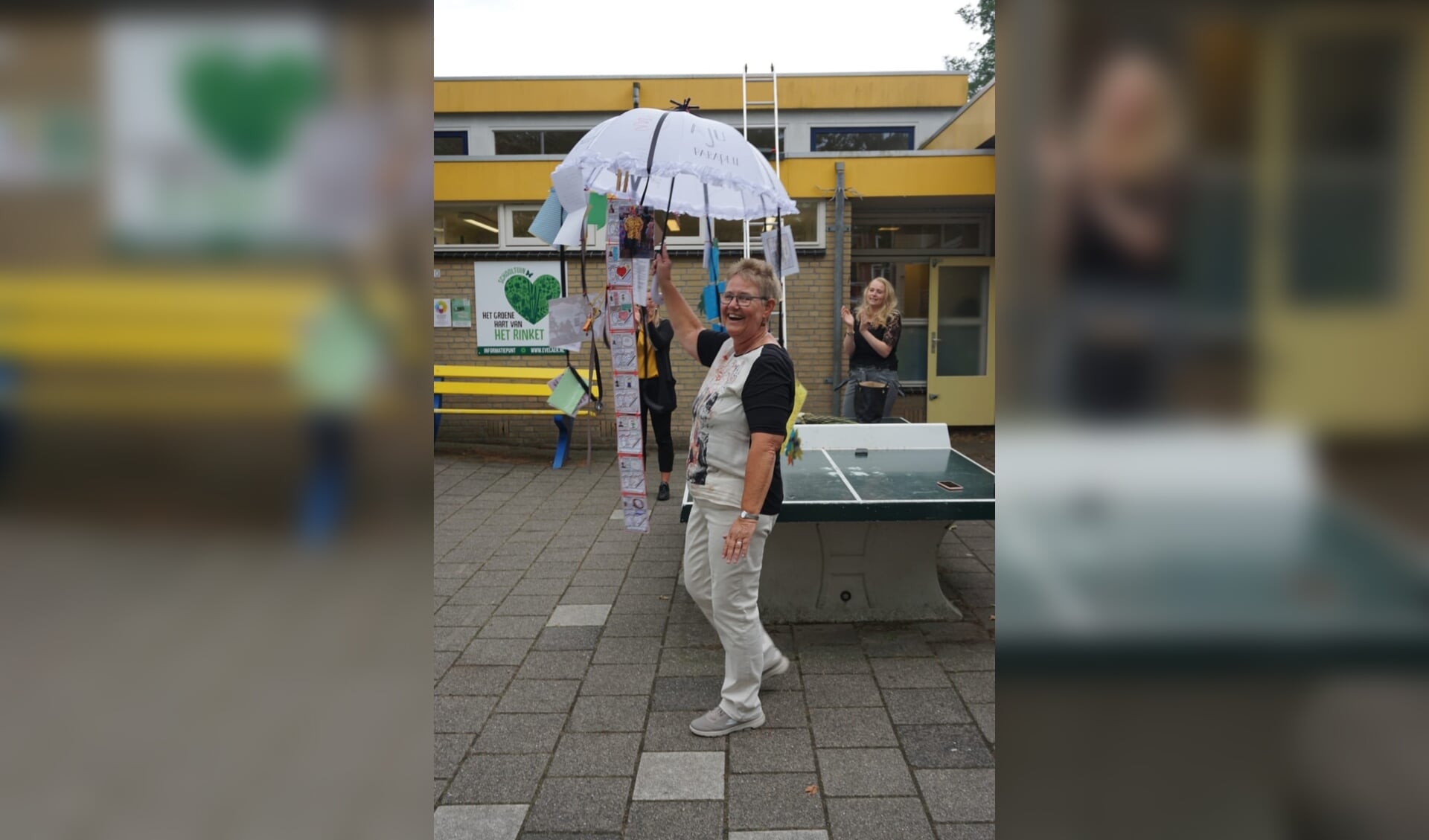 Juf Marja met de aju-paraplu.