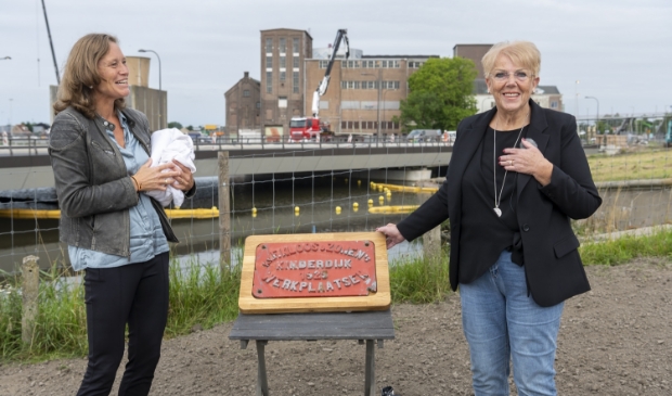 Rijkswaterstaat overhandigt stuk oude Boezembrug