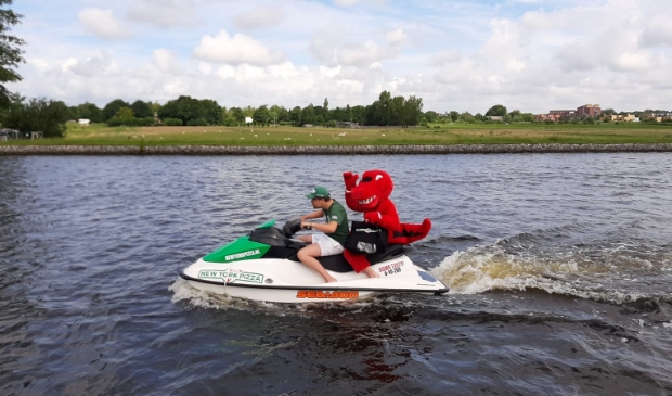 New York Pizza Volendam bezorgt pizza's met de waterscooter.