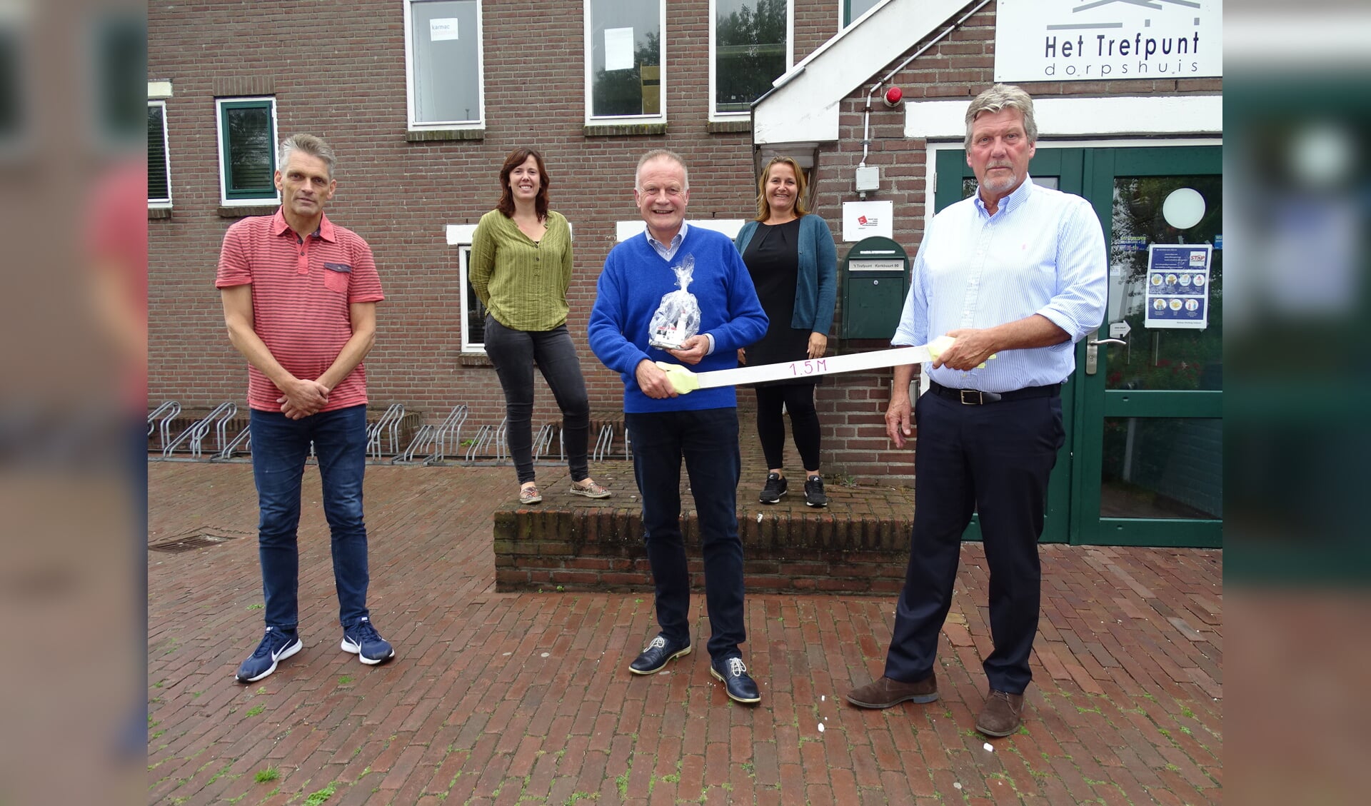 De bestuursleden van Stichting Eilandraad Marken maken kennis met waarnemend burgemeester Sicko Heldoorn.