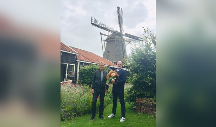 Voorzitter van de molenstichting Pieter Hettema en molenaar Harm-Ydo Hilberdink met mascotte Rietje. 