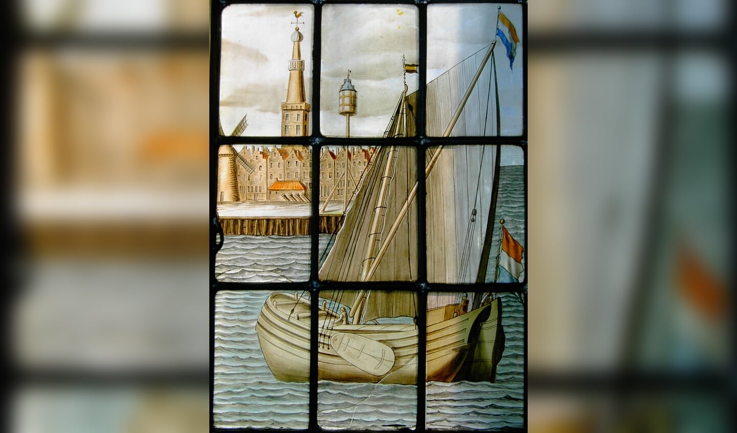 Een lichterschip nadert zijn thuishaven Medemblik. Detail van een gebrandschilderd raam in de Bonifaciuskerk dat in 1671 door het Rijnschippersgilde werd geschonken.