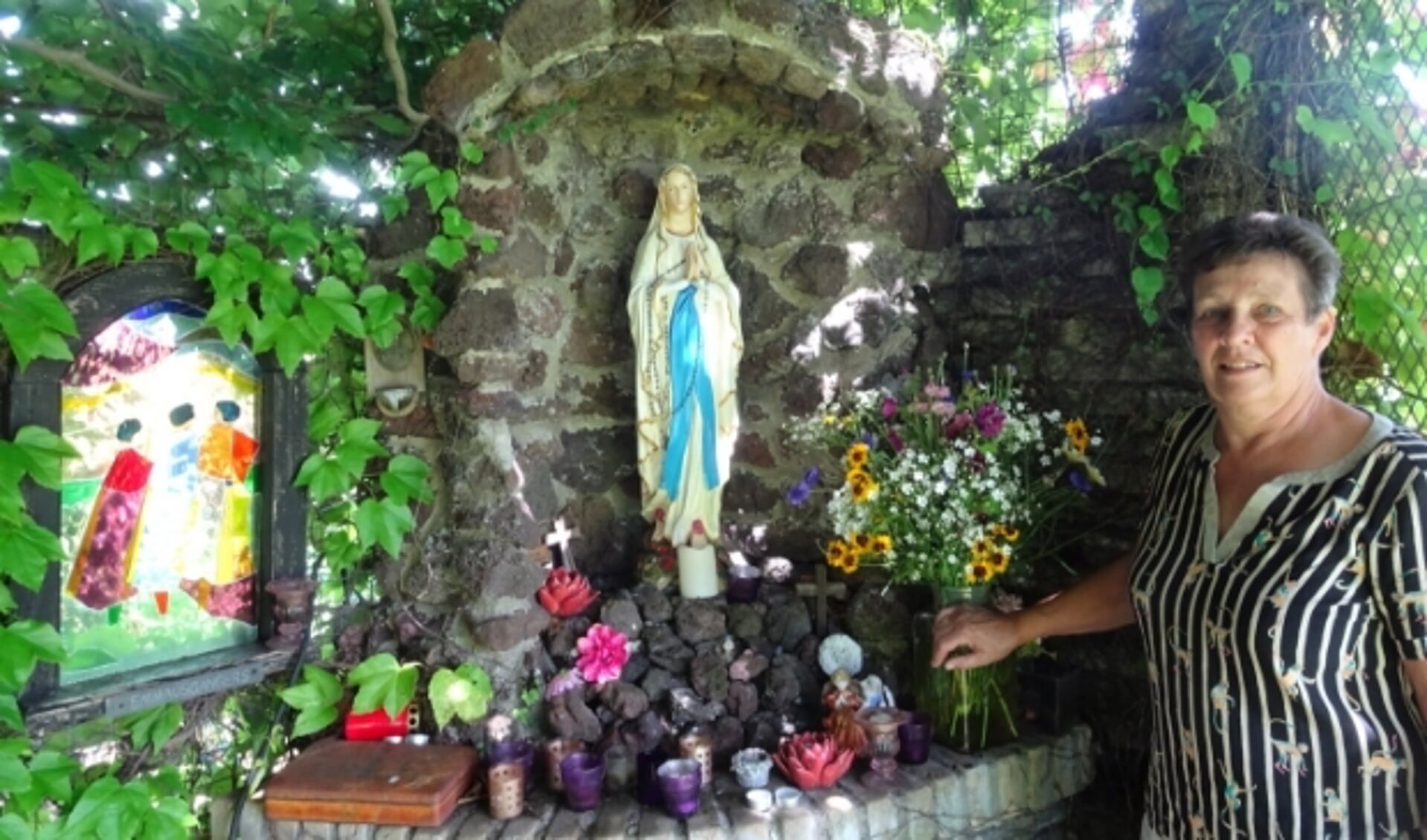 Conny van Dijk: ‘Bezoekers steken vaak een kaarsje aan bij het Mariabeeld’. Foto: Marieke Roggeveen