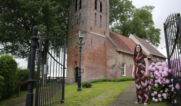Josephine Hertog voor de Theaterkerk Wadway.