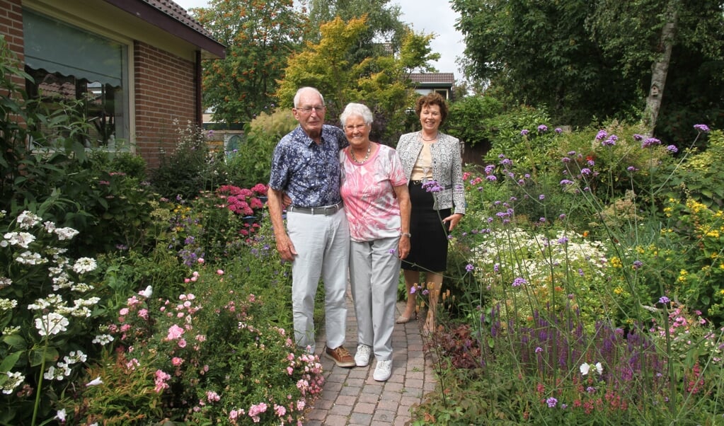 Nel en Wim Visser zijn 60 jaar getrouwd en kregen bezoek van burgemeester Leontien Kompier.