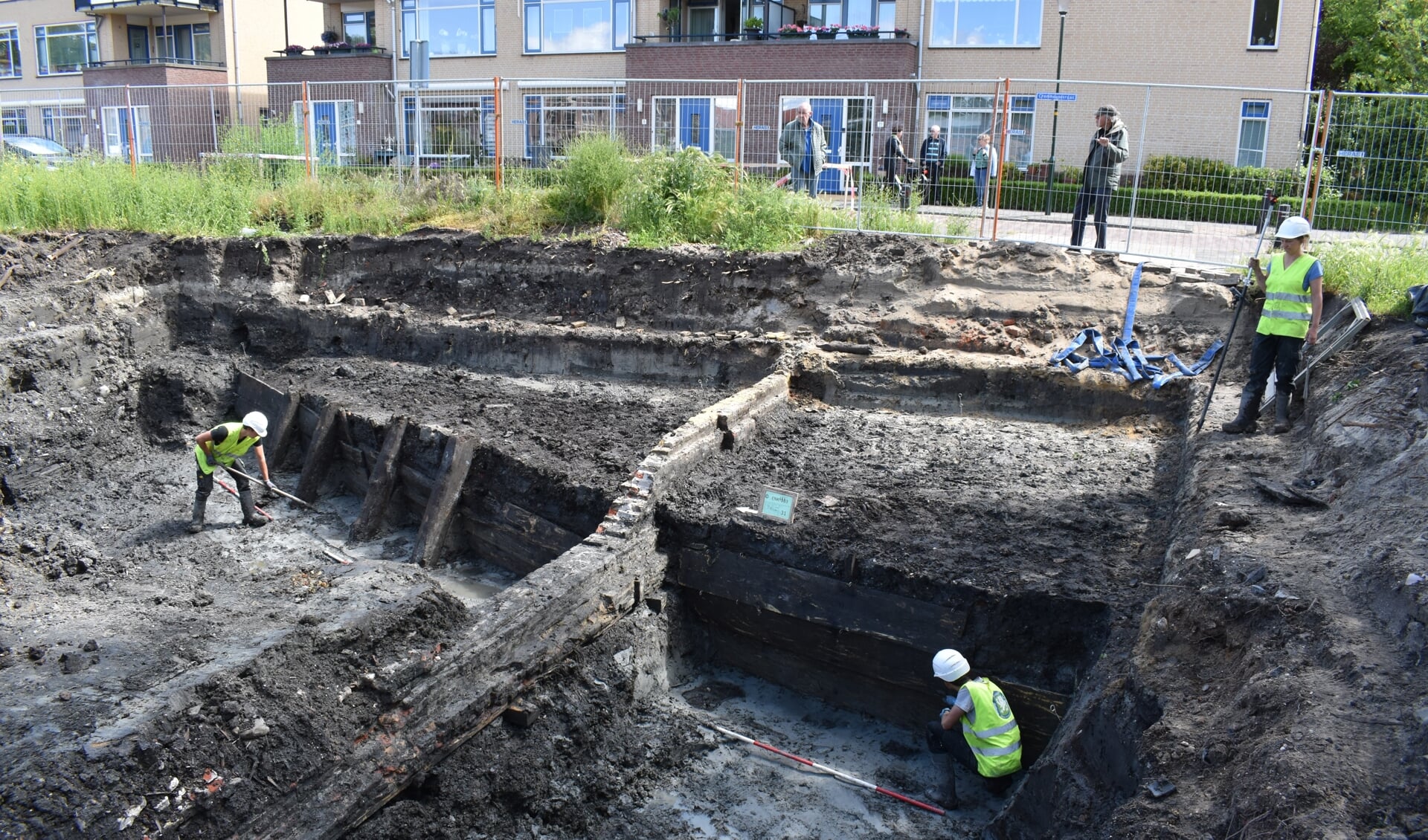 Opgraving van de beschoeiing van de Oude Buyshaven, op de hoek van de Kuipersdijk en de Cromhoutstraat.