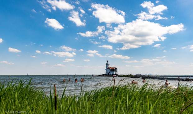 <p>Zwemmers bij het Paard van Marken</p>