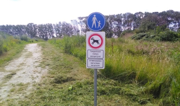 <p>Honden aan de lijn in het Aagtenpark. Er wordt vanaf 1 augustus geverbaliseerd.</p>