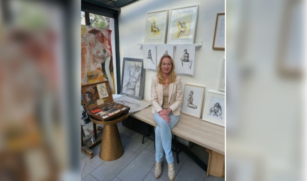Nicole Post bij haar kunstwerken.