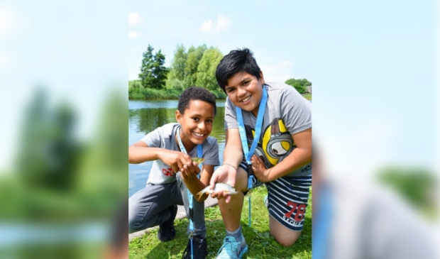 Jaarlijks maken zo’n 200.000 kinderen kennis met sportvissen via vriendjes, familie of een visles op school.