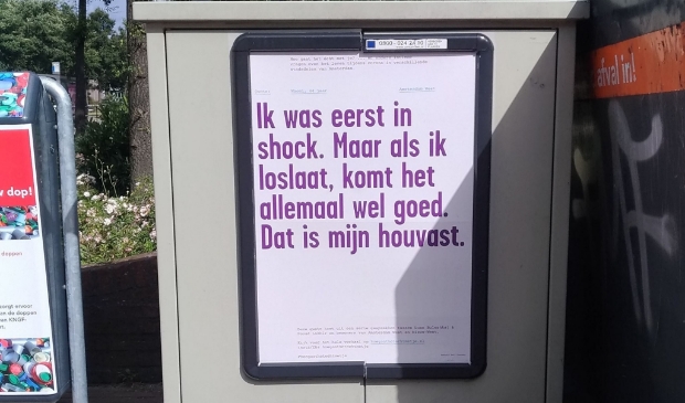 Verschillende posters hangen door de hele stad.
