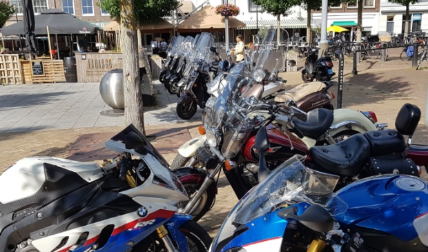 Terwijl op de achtergrond de motoren keurig staan geparkeerd, lijken de eigenaren van deze gangmakers te denken: als ik mijn motor maar kwijt ben.