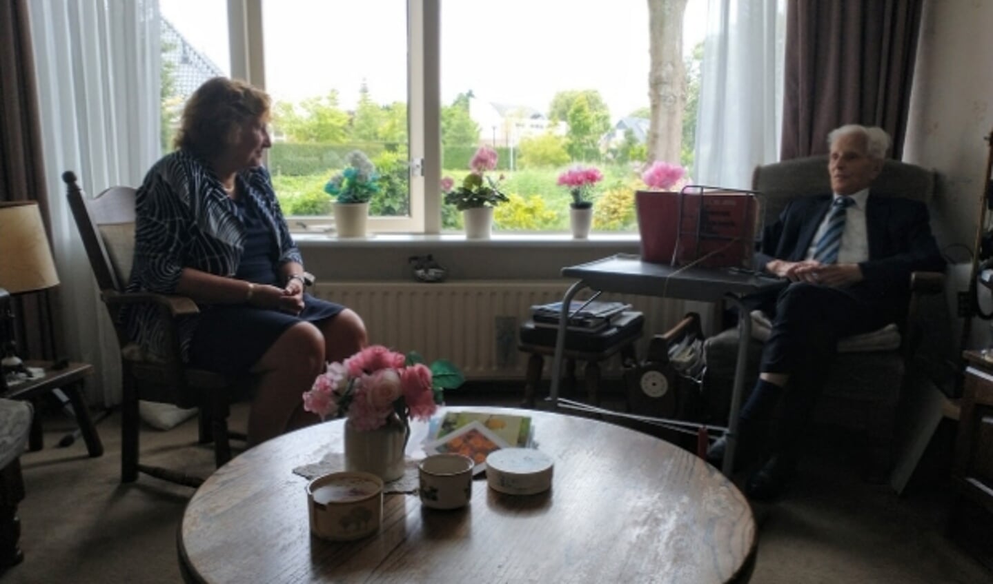 Olivier Bij de Vaate is maar liefst 105 jaar geworden. Hij werd vereerd met een bezoek van burgemeester Spies. Foto: Hans Bij de Vaate