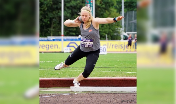 Jessica tijdens het kogelstoten.