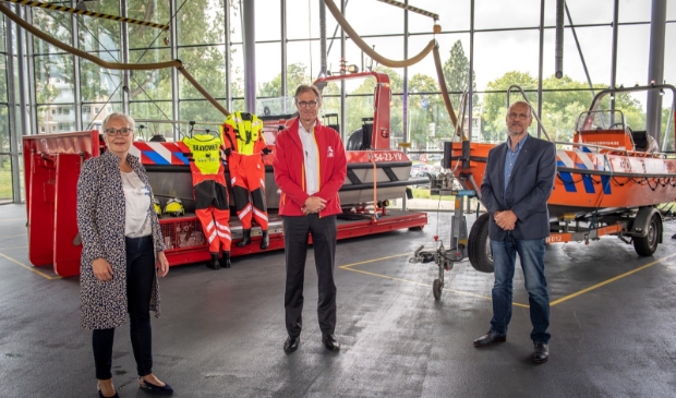 De directeuren van Veiligheidsregio Zaanstreek-Waterland bij de vaartuigen voor geval van overstroming.