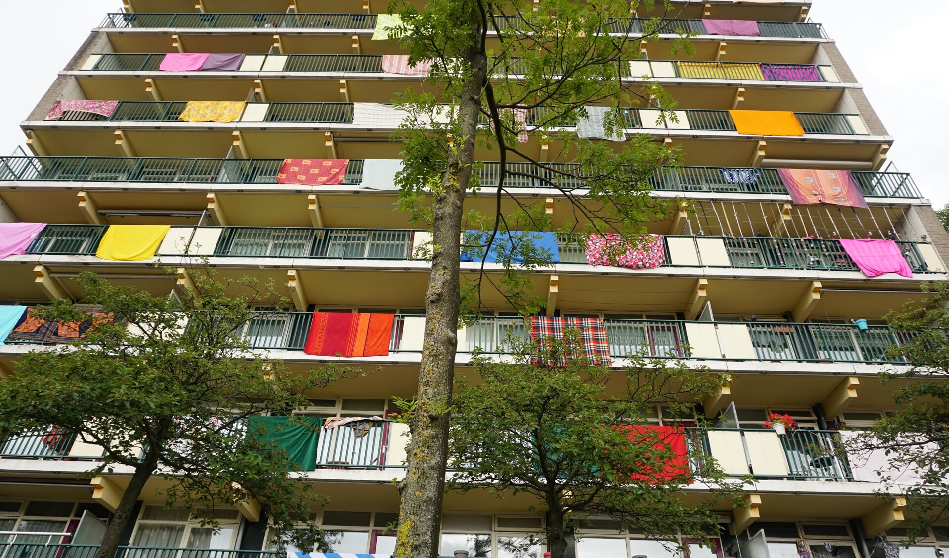 Victor Engbers heeft de bewoners gevraagd om een doek, deken, lap of laken op te hangen over het balkon.