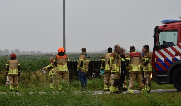Brandweer en adviseur doen onderzoek naar gedumpte jerrycans.
